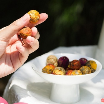Wholesale Handmade 8 Flavors Mix 3g 16PCs/Tin Mini Size Flowering Blossom Dried Jasmine Rose Hibiscus Flower Tea Balls Gift Kit